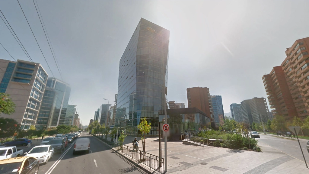 oficina virtual en las condes edificio alto cubierto de cristal